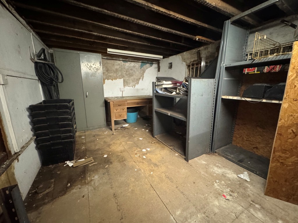 Lot: 33 - FREEHOLD VACANT SHOP, VACANT TWO-BEDROOM FLAT PLUS TWO-BEDROOM INVESTMENT FLAT IN PRIME LOCATION - Shop